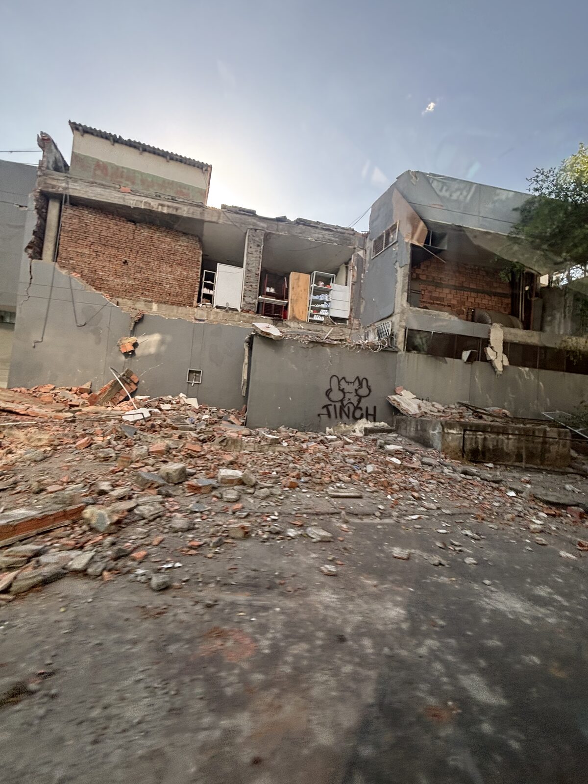 Daños estructurales en instituciones y viviendas de Cali tras el sismo (1 de 3)